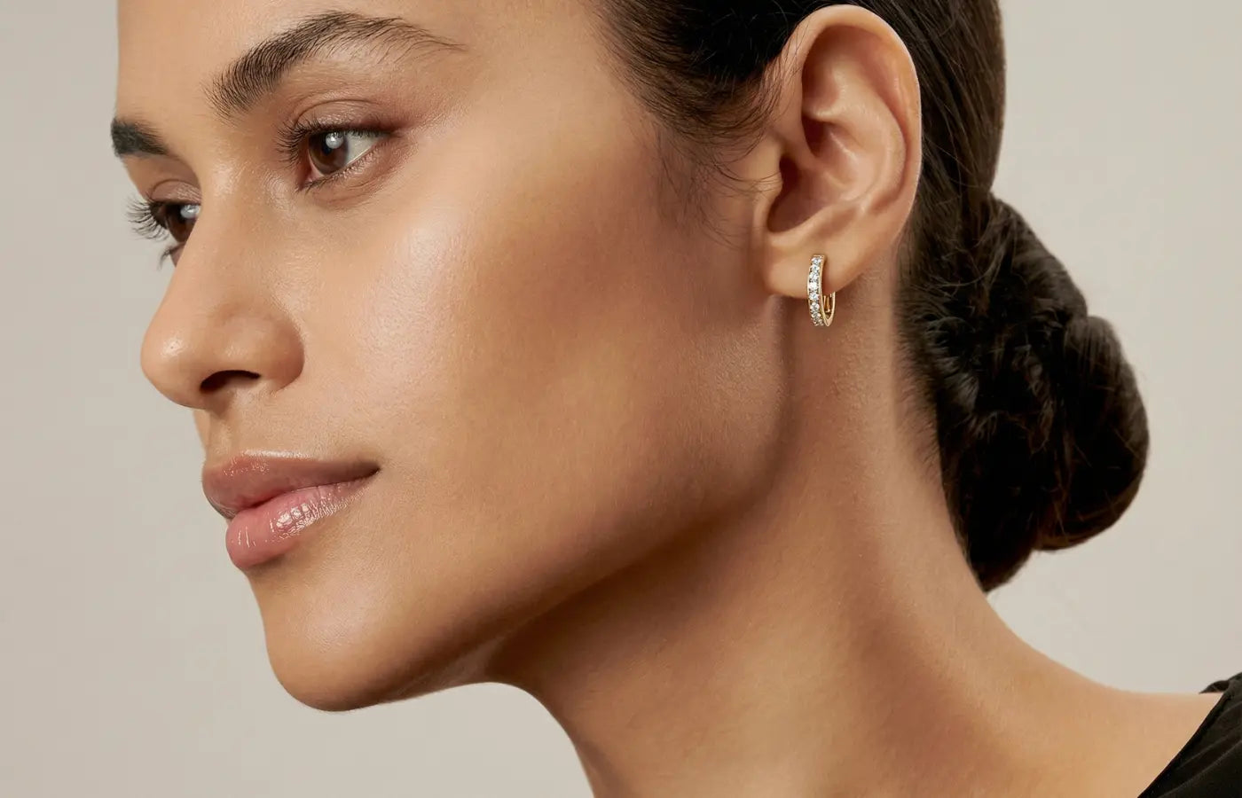 Øreringer i gull med lab-diamanter – elegante hoops båret på modell
