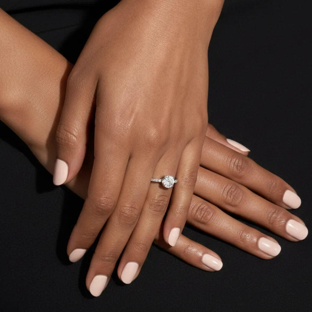 Modell med pavé diamantring i hvitt gull med lab diamanter – Hartwell