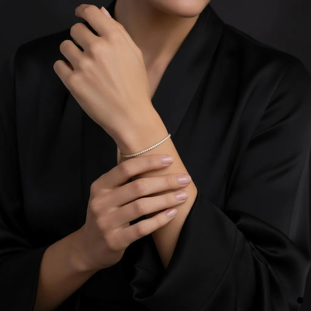 Modell med tennisarmbånd i gult gull med 2 carat lab diamanter – Hartwell