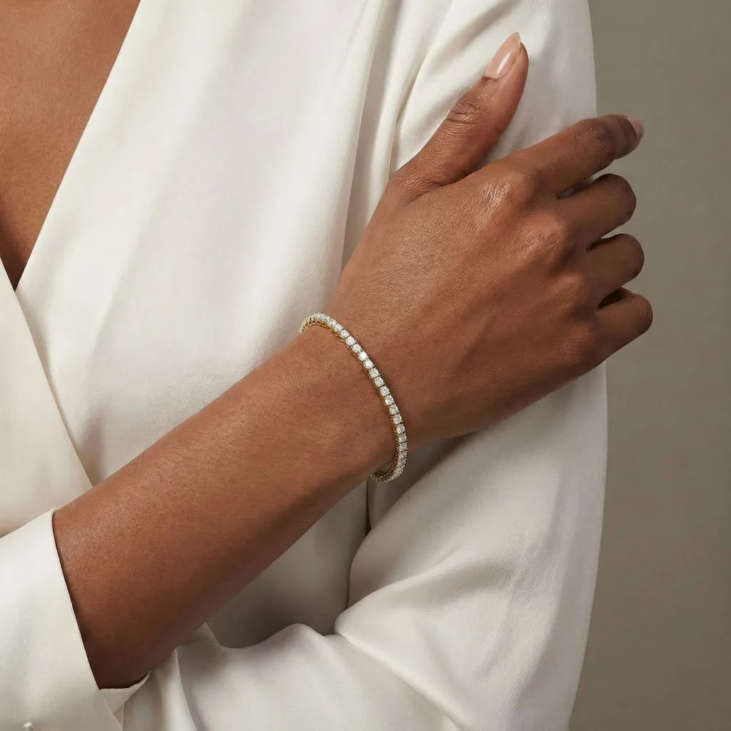 Tennisarmbånd i gult gull med 8,00 ct lab-diamanter båret på håndledd
