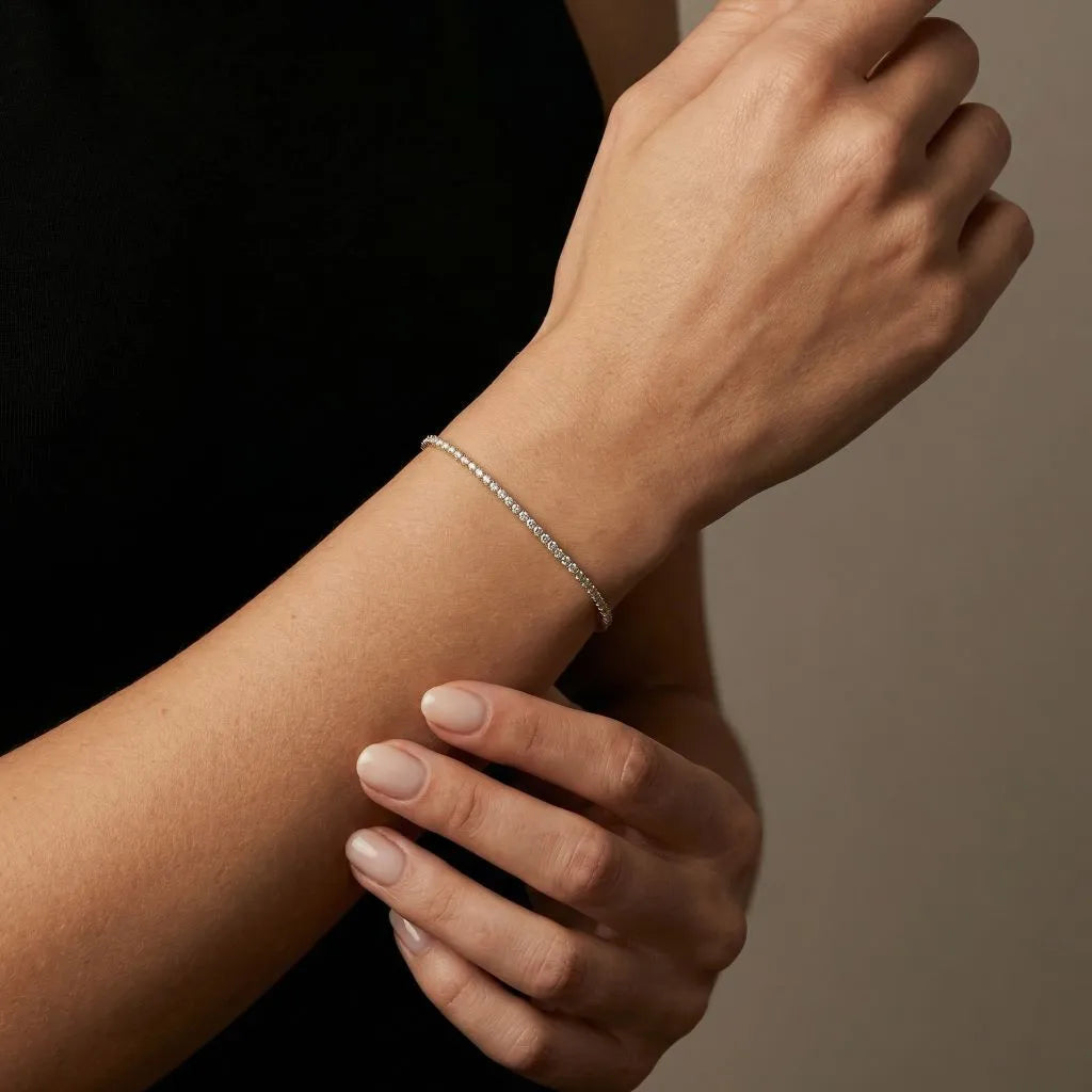 Tennisarmbånd i rosegull med 2,00 ct lab-diamanter båret på håndledd
