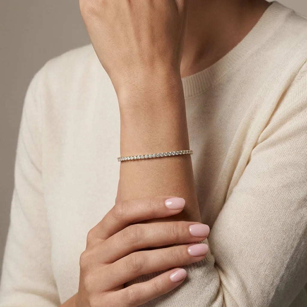Tennisarmbånd i rosegull med 5,00 ct lab-diamanter båret på håndledd
