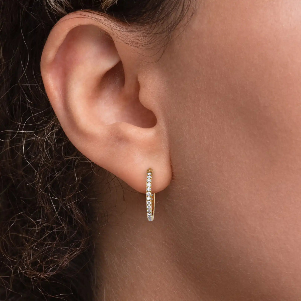 hoops øredobber i gult gull med briljantslipte lab-diamanter, 0,60 ct på modell