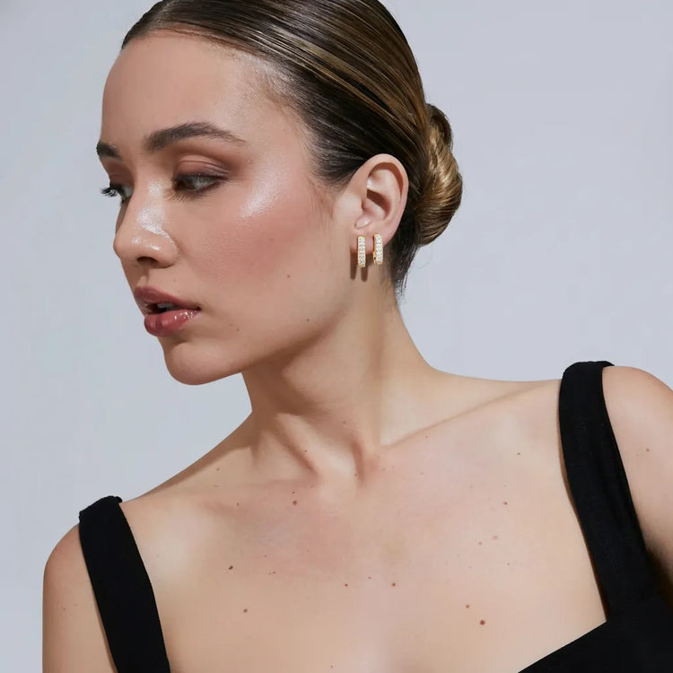 Gull hoops med lab-diamanter, moderne øredobber med rent og skandinavisk uttrykk.