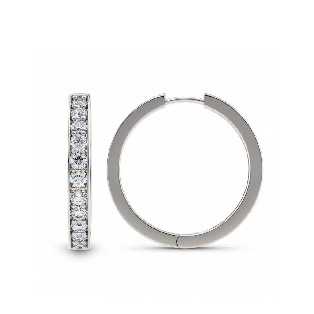 Hvitt gull hoops øredobber med glitrende diamanter – vises fra to vinkler.