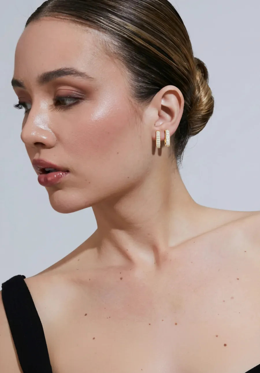 Modell med gull hoops øredobber med lab-diamanter, tilpasset mobilvisning i et tidløst uttrykk.