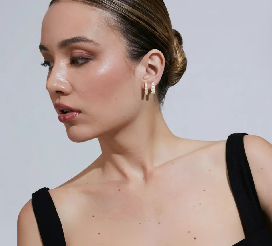 Modell med gull hoops øredobber med lab-diamanter, vist i et moderne og tidløst uttrykk.