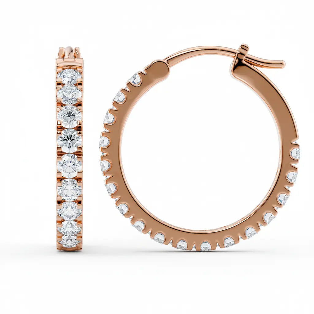 Roségull hoops øredobber med briljantslipte diamanter – sett fra to vinkler.