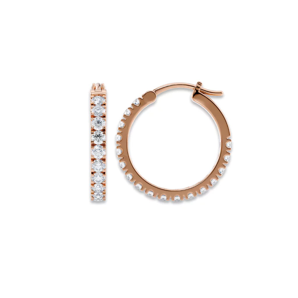 Roségull hoops øredobber med briljantslipte diamanter – sett fra to vinkler.