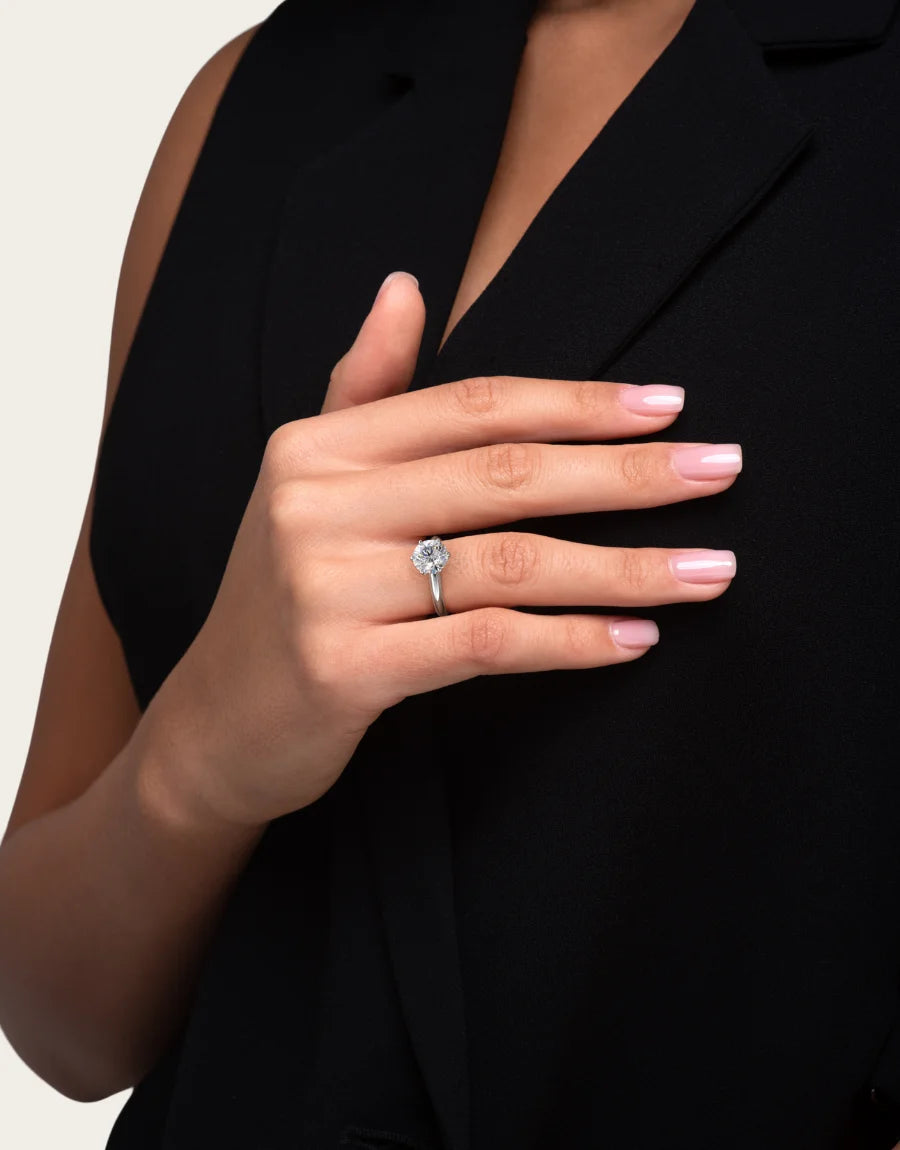 Modell med forlovelsesring i hvitt gull – knife edge med 2 carat diamant