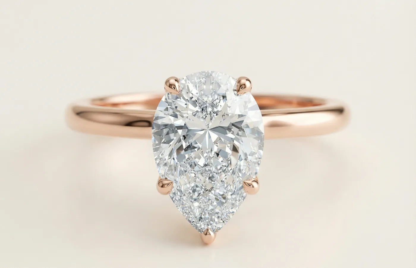 Pear cut lab diamant macro, i enstens diamanring i rosegull fra Hartwell