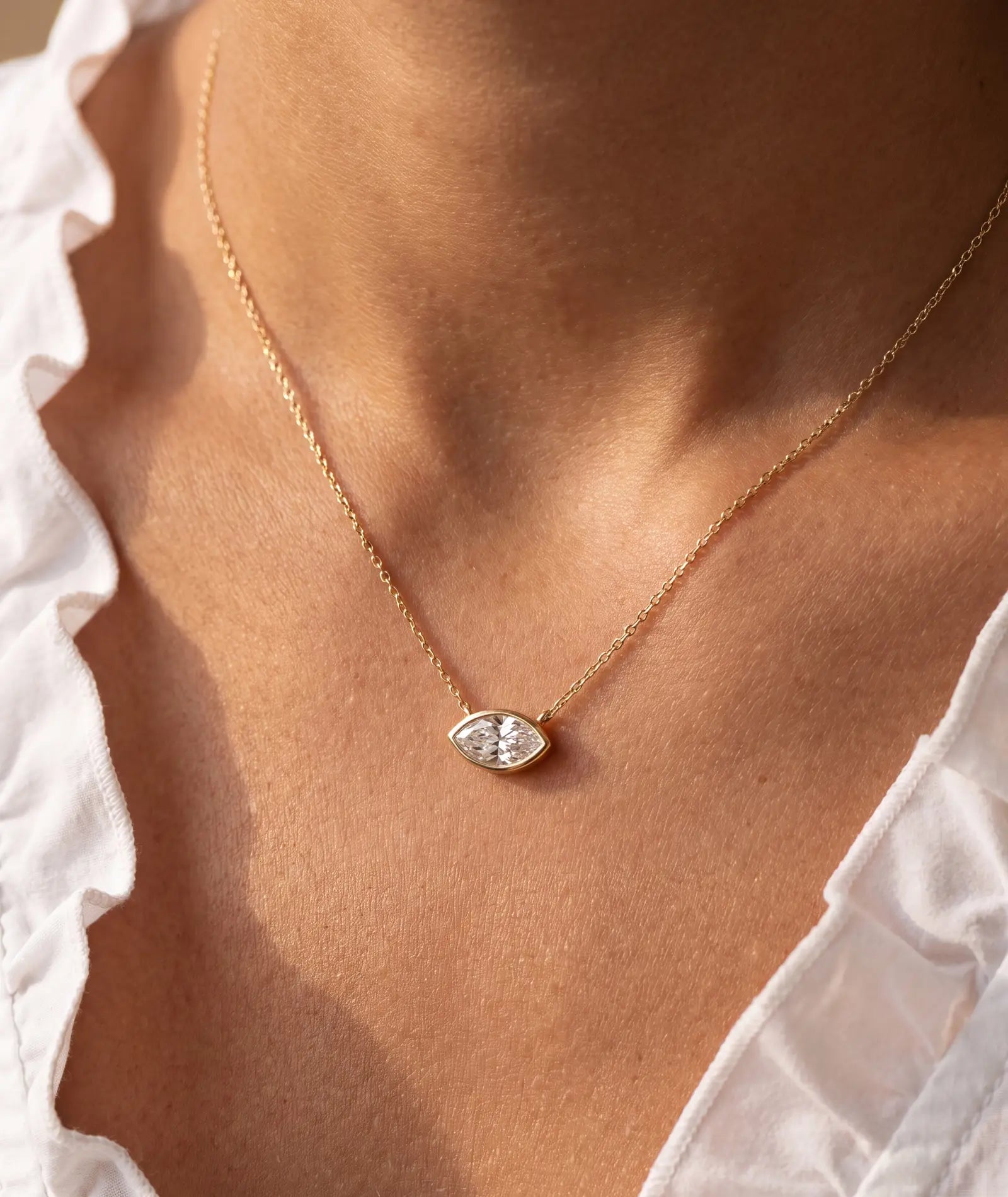 Marquise diamanthalskjede i bezelinnfatning, 14K gult gull, på modell.
