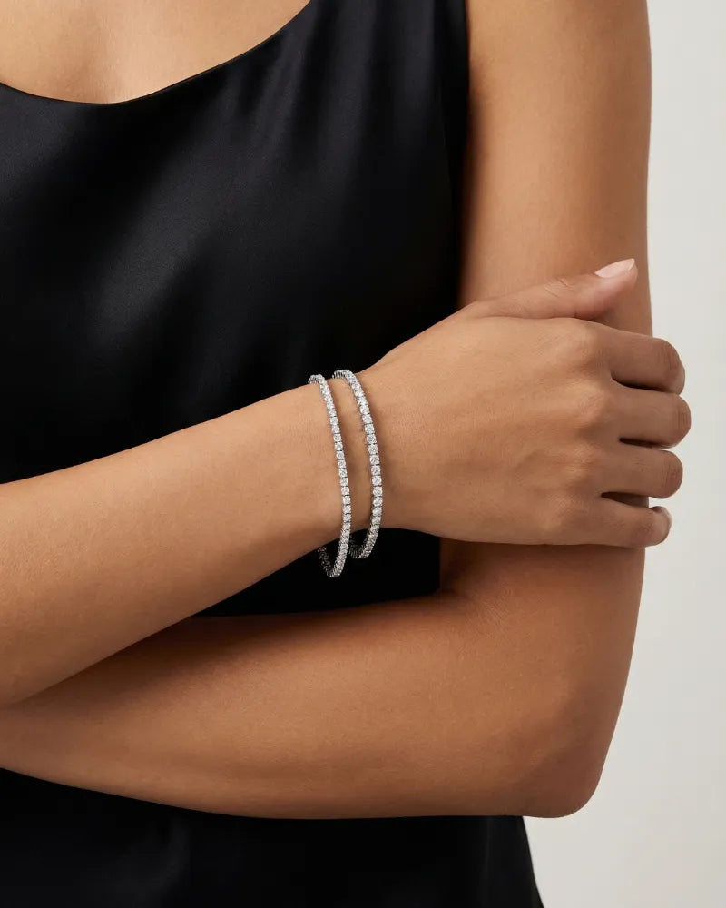 modell med 2 tennisarmbånd i hvitt gull med 5 carat og 8 carat diamanter