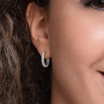 hoops øredobber i hvitt gull med briljantslipte lab-diamanter, 1,00 ct på modell