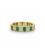 Oval diamant- og smaragd eternity-ring i bezelinnfatning, 14K gult gull, 2,60 ct laboratoriedyrkede steiner.