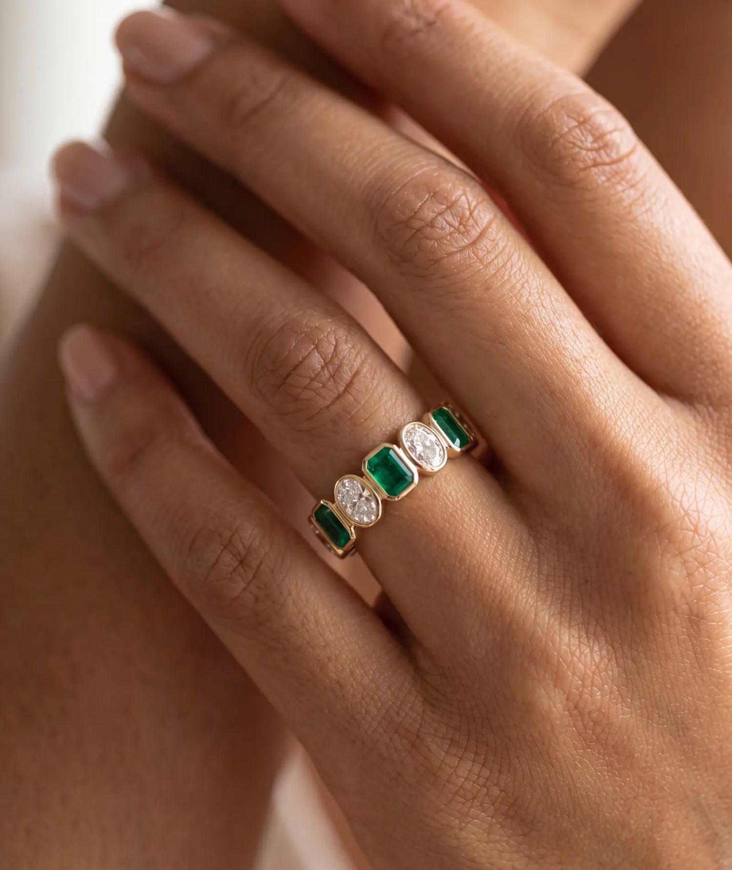 Oval diamant- og smaragd eternity-ring i bezelinnfatning, 2,60 ct