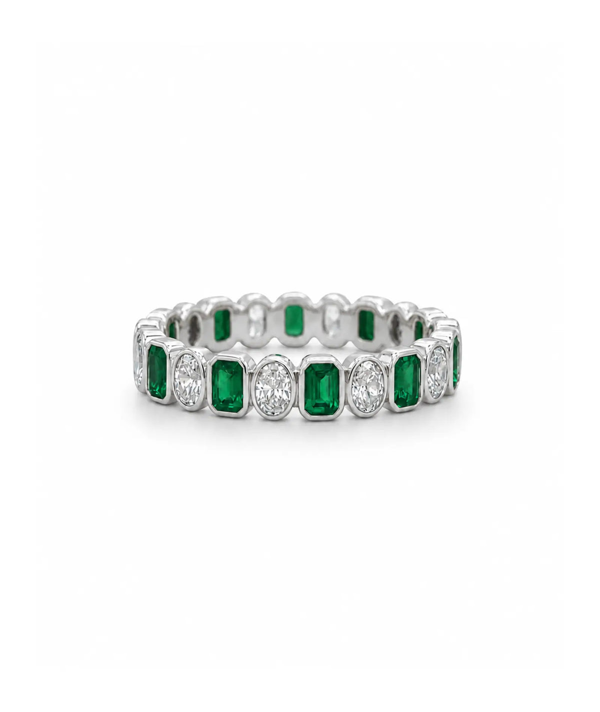 Oval diamant- og smaragd eternity-ring i bezelinnfatning, 14K hvitt gull, 2,60 ct laboratoriedyrkede steiner.