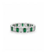 Oval diamant- og smaragd eternity-ring i bezelinnfatning, 14K hvitt gull, 2,60 ct laboratoriedyrkede steiner.