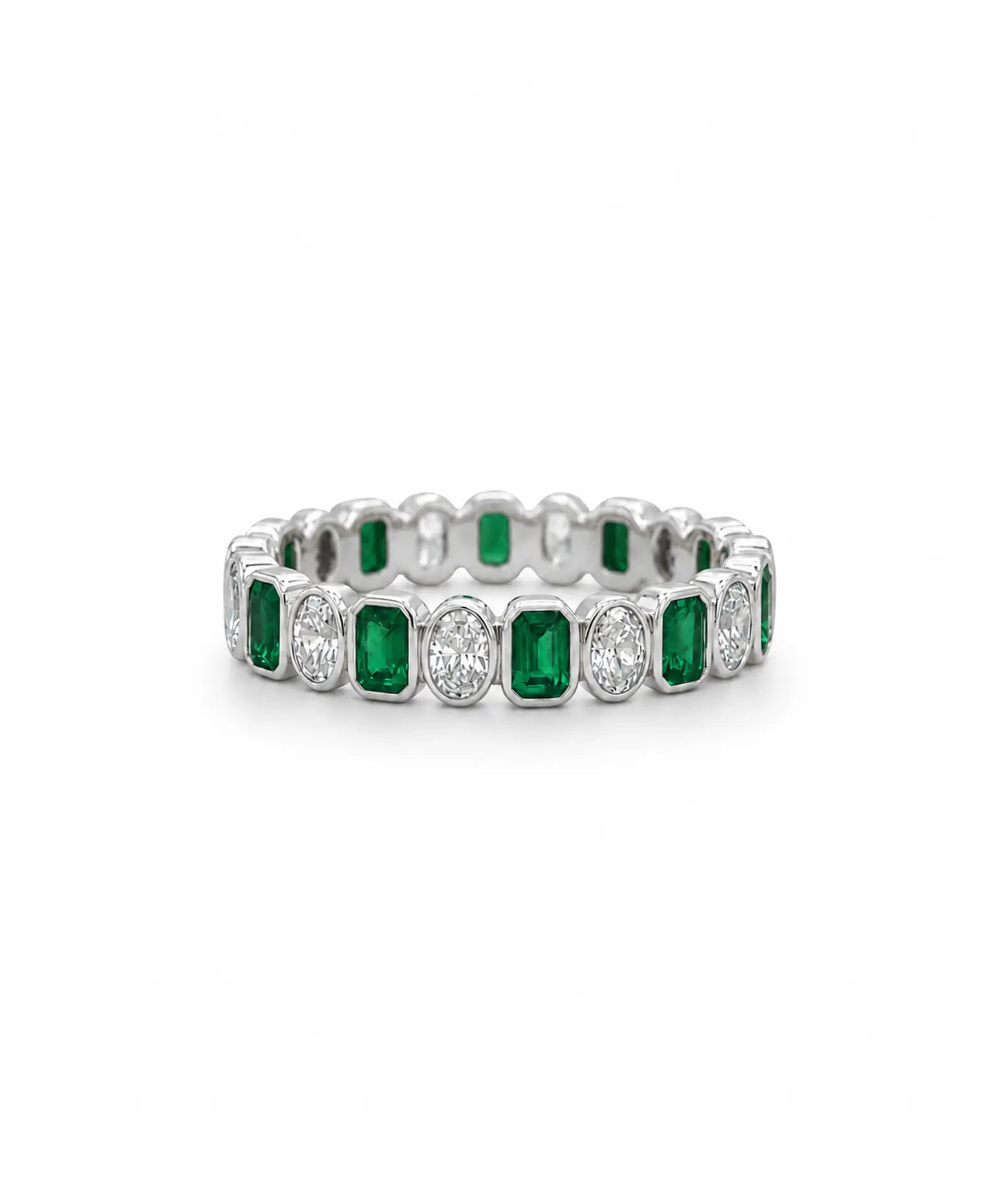 Oval diamant- og smaragd eternity-ring i bezelinnfatning, 14K hvitt gull, 2,60 ct laboratoriedyrkede steiner.