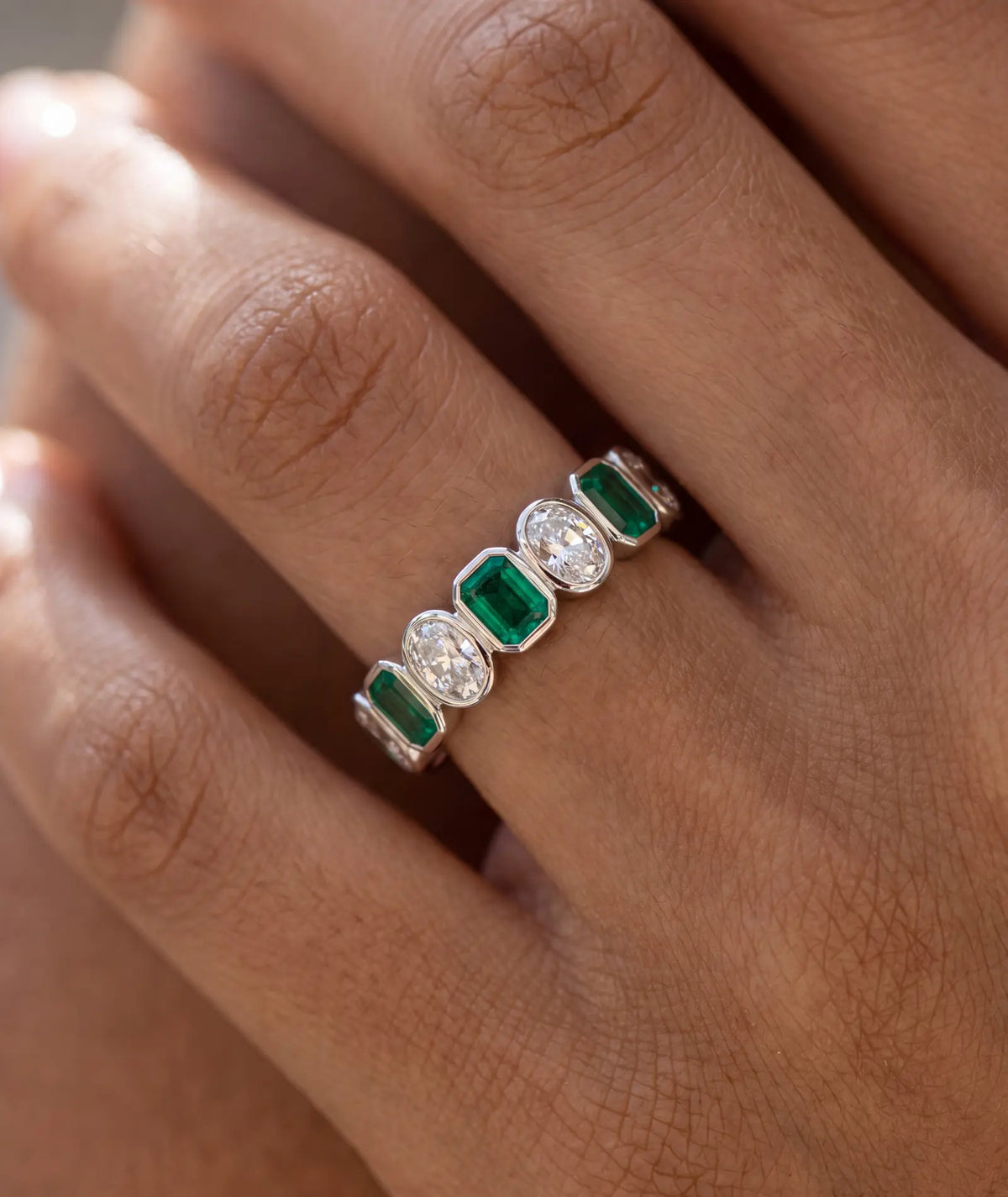 Oval diamant- og smaragd eternity-ring i bezelinnfatning, 14K hvitt gull, båret på finger, 2,60 ct laboratoriedyrkede steiner.