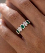 Oval diamant- og smaragd eternity-ring i bezelinnfatning, 14K hvitt gull, båret på finger, 2,60 ct laboratoriedyrkede steiner.