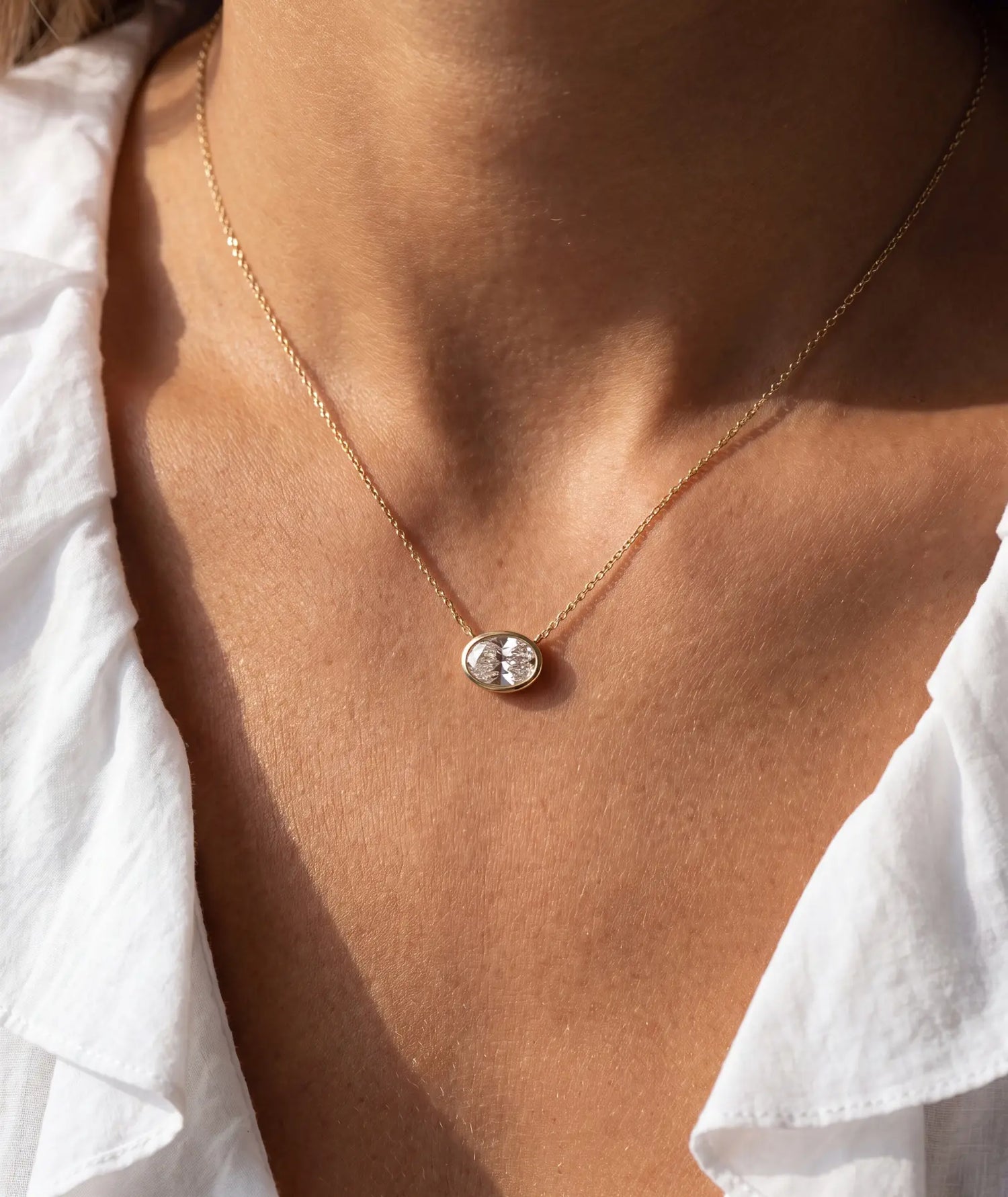Oval diamanthalskjede i bezelinnfatning, 14K gult gull.