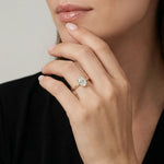 oval forlovelsesring i gult gull med 0,50 carat lab diamant vist på modell i naturlig lys