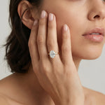 Oval forlovelsesring i gult gull med 2 carat lab diamant vist på modell i naturlig lys
