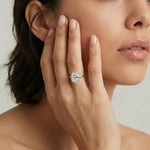Oval forlovelsesring i hvitt gull med 2 carat lab diamant vist på modell i naturlig lys