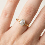 Oval forlovelsesring i gult gull med 1,00 ct lab-diamant. Langstrakt fasong, lav innfatning, hvs på hånden i macro