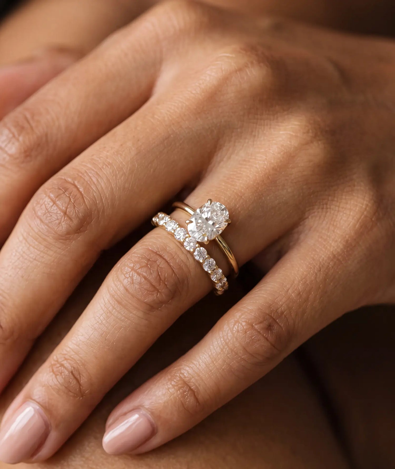 Oval forlovelsesring i gult gull med 1,00 ct lab-diamant. Langstrakt fasong, lav innfatning, hvs på hånden i macro