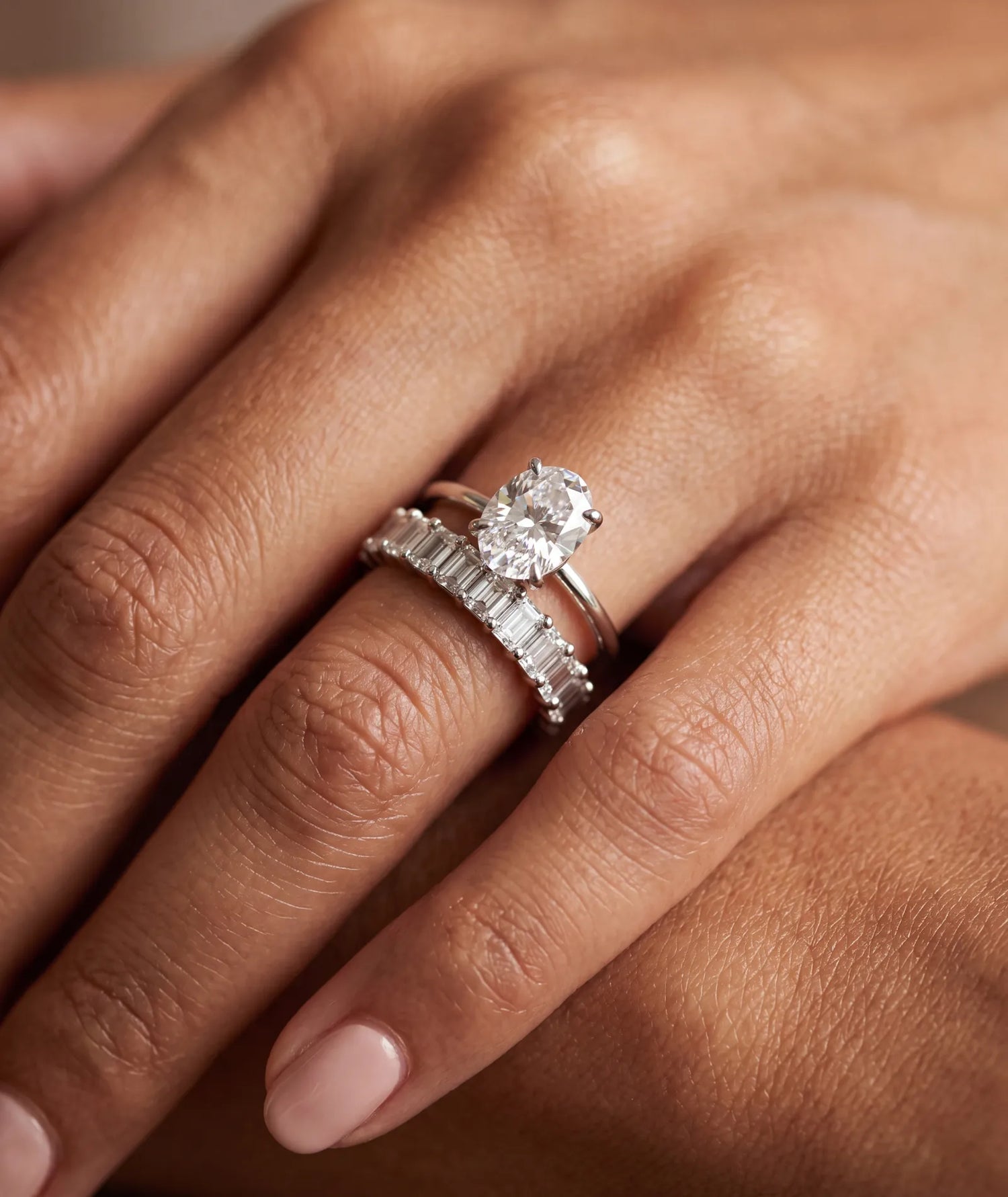 Oval forlovelsesring i hvitt gull med 2,00 ct lab-diamant. Langstrakt fasong, lav innfatning på hånd i macro