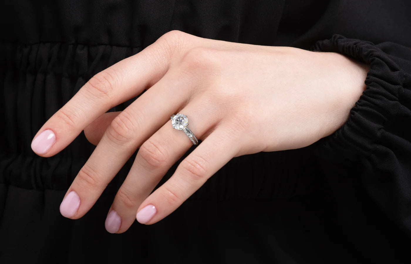 Pavé diamantring i hvitt gull med 2,00 ct midtstein på finger – sertifisert lab-diamant fra Hartwell