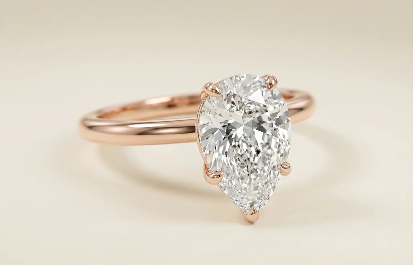 Pear cut diamantring i rosegull nærbilde av front