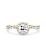 Rosettring gult gull, 0,82 ct lab diamant, vist liggende forfra, designet av Hartwell.