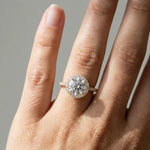 Rosettring gult gull, 2,49 ct lab diamant, vist på fingeren til en modell, designet av Hartwell.