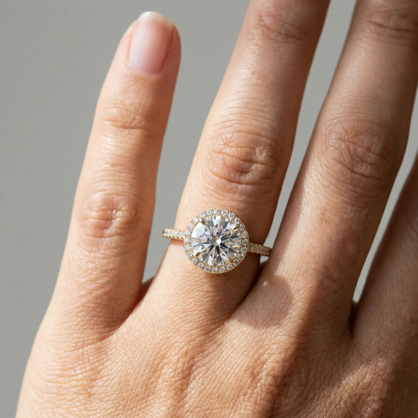 Rosettring gult gull, 2,49 ct lab diamant, vist på fingeren til en modell, designet av Hartwell.