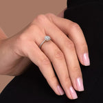 Rosettring gult gull, 0,82 ct lab diamant, vist på fingeren til en modell, designet av Hartwell.
