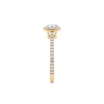 Rosettring gult gull, 0,82 ct lab diamant, fokus på ringskinnen sett rett forfra, designet av Hartwell.