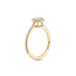 Rosettring gult gull, 0,82 ct lab diamant, vist stående fra siden, designet av Hartwell.