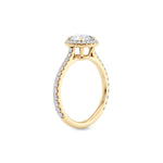 Rosettring gult gull, 1,46 ct lab diamant, vist stående fra siden, designet av Hartwell.
