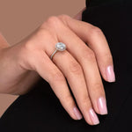 Rosettring gult gull, 2,49 ct lab diamant, vist på fingeren til en modell, designet av Hartwell.