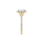 Rosettring gult gull, 2,49 ct lab diamant, fokus på ringskinnen sett rett forfra, designet av Hartwell.
