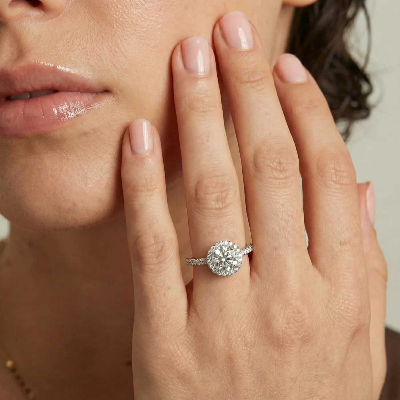 Rosettring i hvitt gull med 1,46 carat diamanter på modell i naturlig lys.