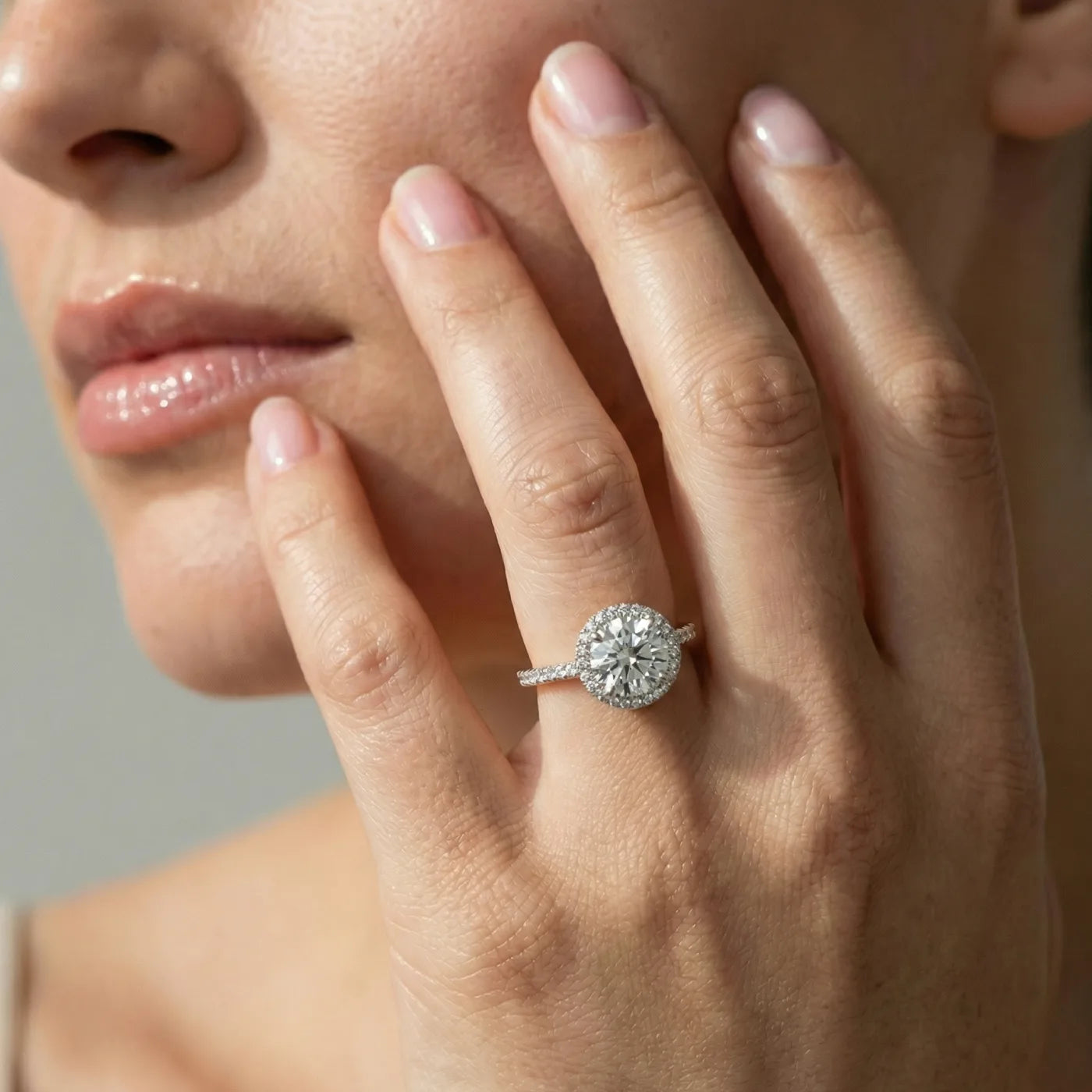 Rosettring i hvitt gull med 2,49 carat diamanter på modell i naturlig lys.