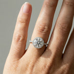 Rosettring hvitt gull, 2,49 ct lab diamant, vist på fingeren til en modell, designet av Hartwell.