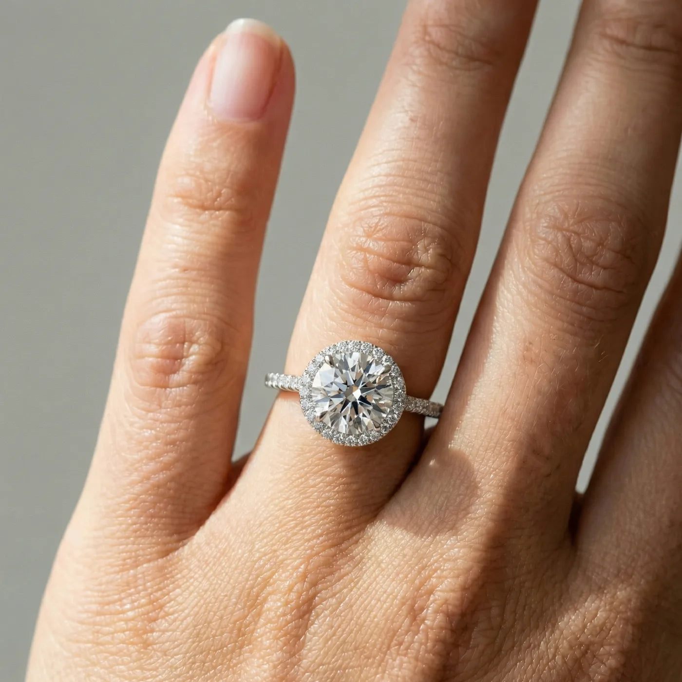 Rosettring hvitt gull, 2,49 ct lab diamant, vist på fingeren til en modell, designet av Hartwell.