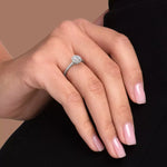 Rosettring hvitt gull, 0,82 ct lab diamant, vist på fingeren til en modell, designet av Hartwell.