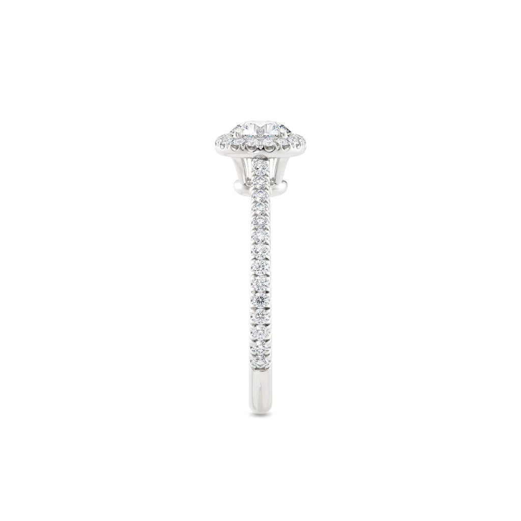 Rosettring hvitt gull, 0,82 ct lab diamant, fokus på ringskinnen sett rett forfra, designet av Hartwell.