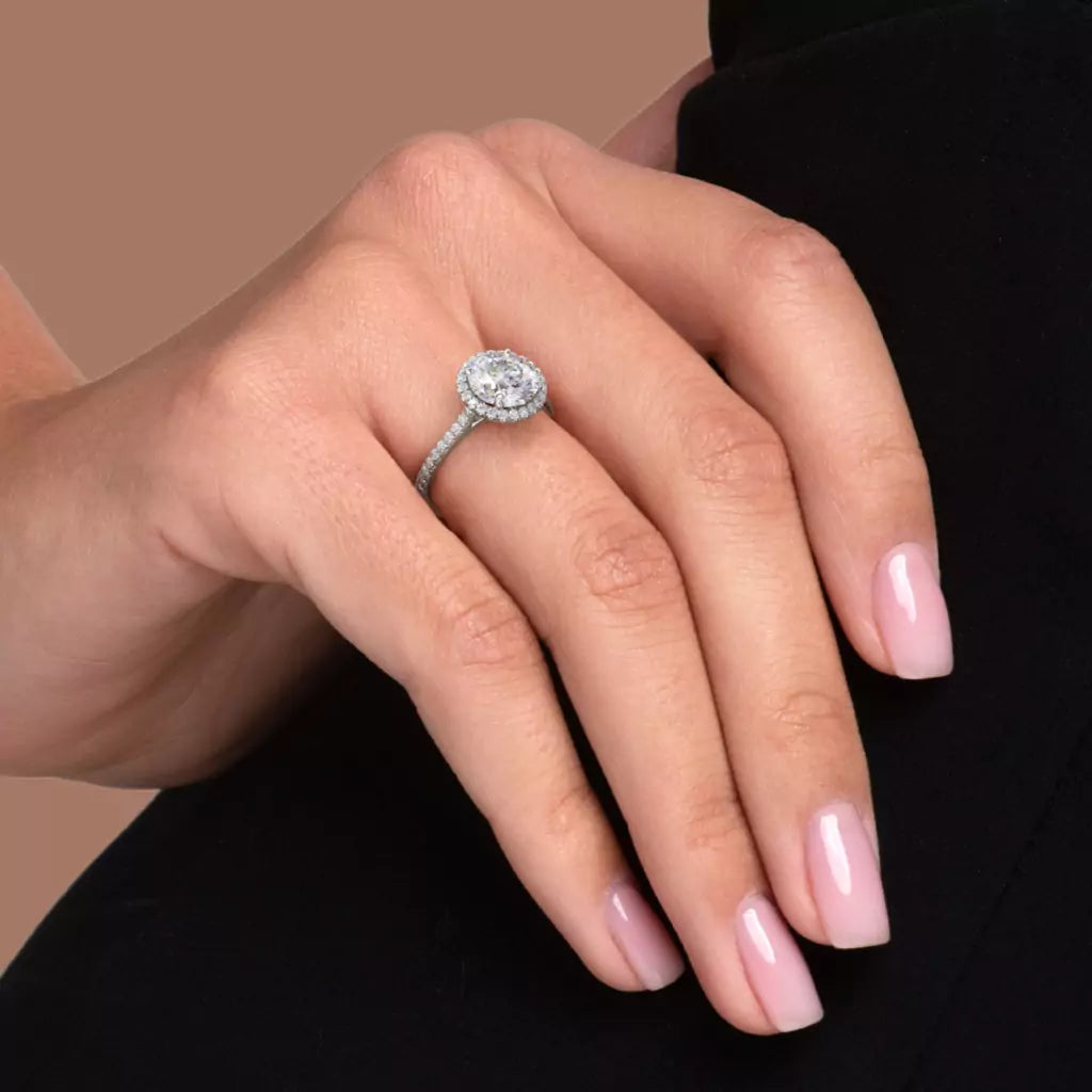 Rosettring hvitt gull, 2,49 ct lab diamant, vist på fingeren til en modell, designet av Hartwell.